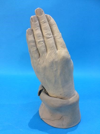 A pair of praying hands - Image 3 of 4