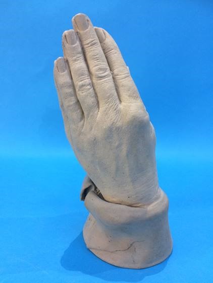 A pair of praying hands - Image 4 of 4