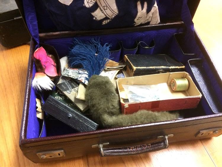 Suitcase and contents - Image 2 of 3