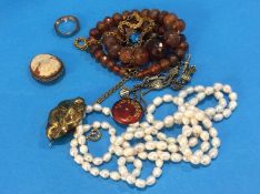 Quantity of costume jewellery