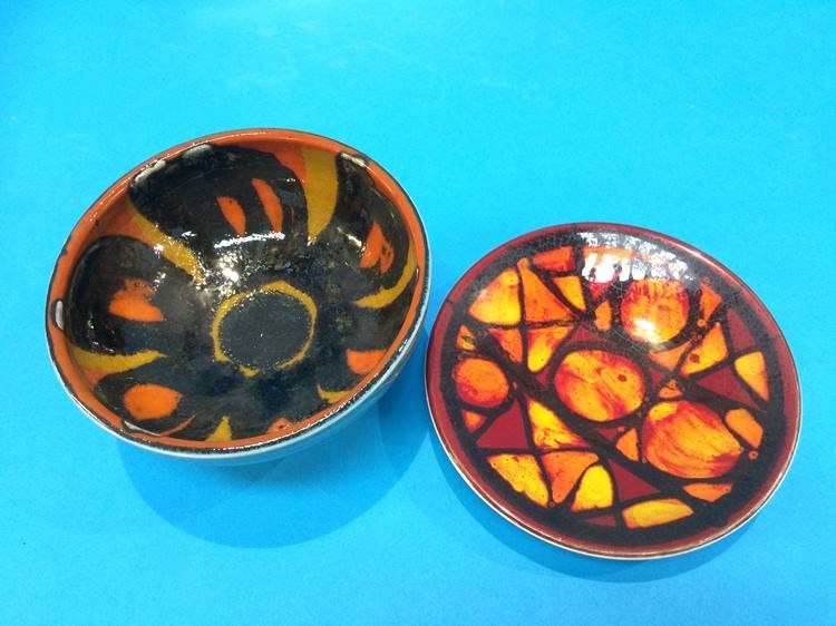 Four shallow Poole pottery dishes and a small bowl (5) - Image 5 of 6
