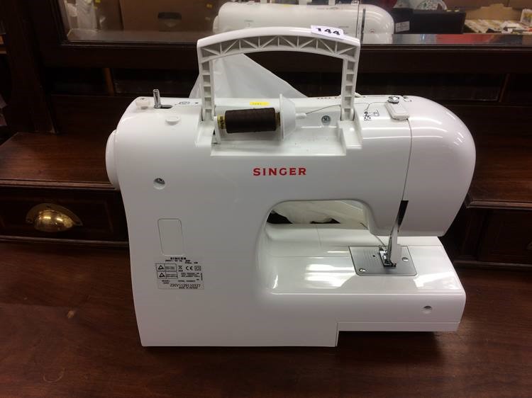 Singer sewing machine - Image 2 of 2