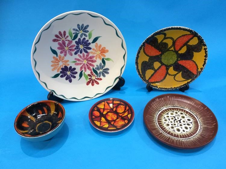 Four shallow Poole pottery dishes and a small bowl (5) - Image 2 of 6