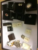 Tray of assorted jewellery