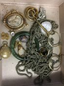 Various brooches etc.
