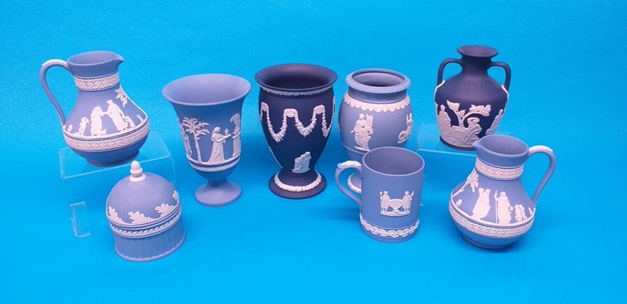 Eight pieces of Wedgwood Jasperware