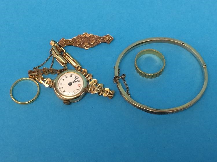 Two 18ct gold rings, 7.7gram, a 9ct brooch, 1.9gram, a ladies 9ct gold wristwatch and a yellow metal - Image 3 of 3