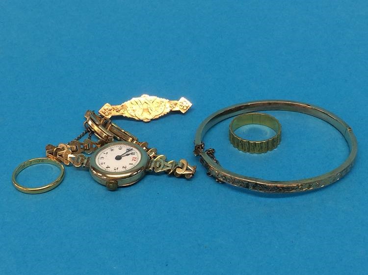 Two 18ct gold rings, 7.7gram, a 9ct brooch, 1.9gram, a ladies 9ct gold wristwatch and a yellow metal - Image 2 of 3