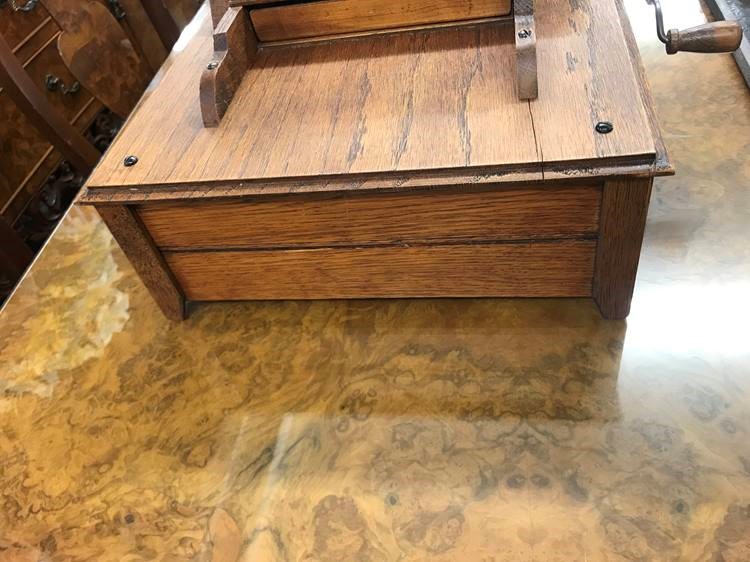 An early 20th century oak cased wind up table top organ (possibly American), 43 x 35cm - Image 5 of 7