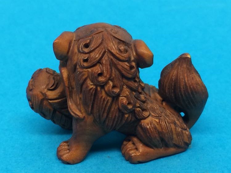 A carved wooden Netsuke in the form of a dog of Fo - Image 2 of 2