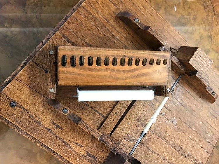 An early 20th century oak cased wind up table top organ (possibly American), 43 x 35cm - Image 6 of 7