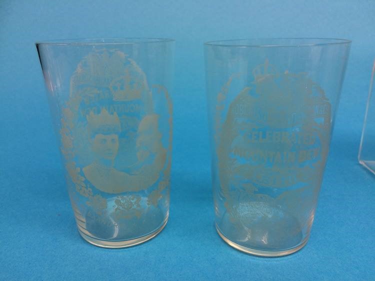 An etched glass flask and a quantity of various glassware - Image 3 of 3