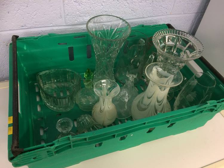 Tray of assorted glass ware
