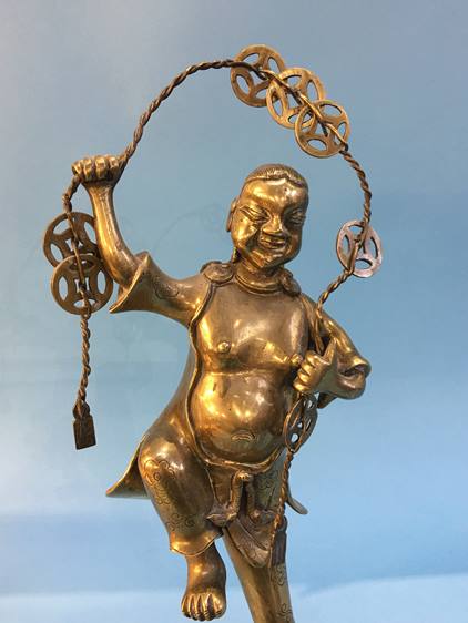 An unusual Oriental brass figure group - Image 4 of 5