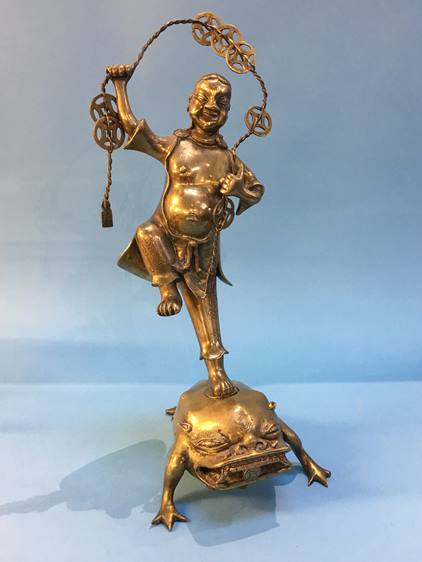 An unusual Oriental brass figure group - Image 2 of 5