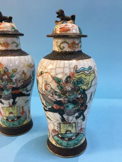 A pair of Oriental lidded vases - Image 3 of 6