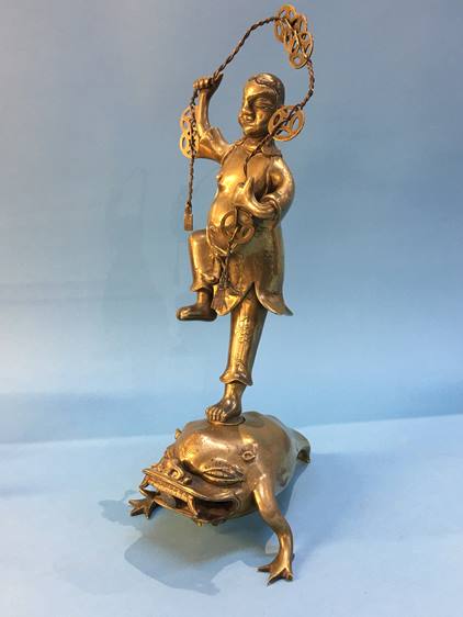 An unusual Oriental brass figure group - Image 5 of 5