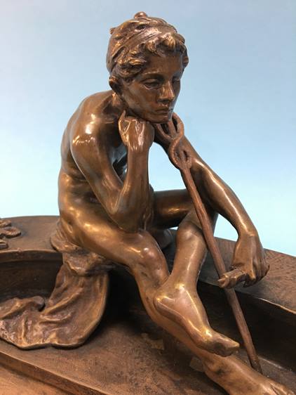 A good quality bronze inkwell in the form of Hermes holding a scroll sat on a bench - Image 2 of 6