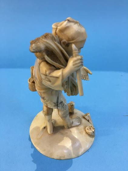 A 19th century ivory figure of a man gathering rice - Image 2 of 3