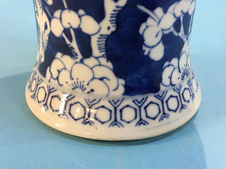 An Oriental lidded blue and white vase - Image 3 of 6