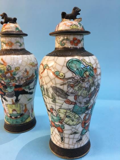 A pair of Oriental lidded vases - Image 4 of 6