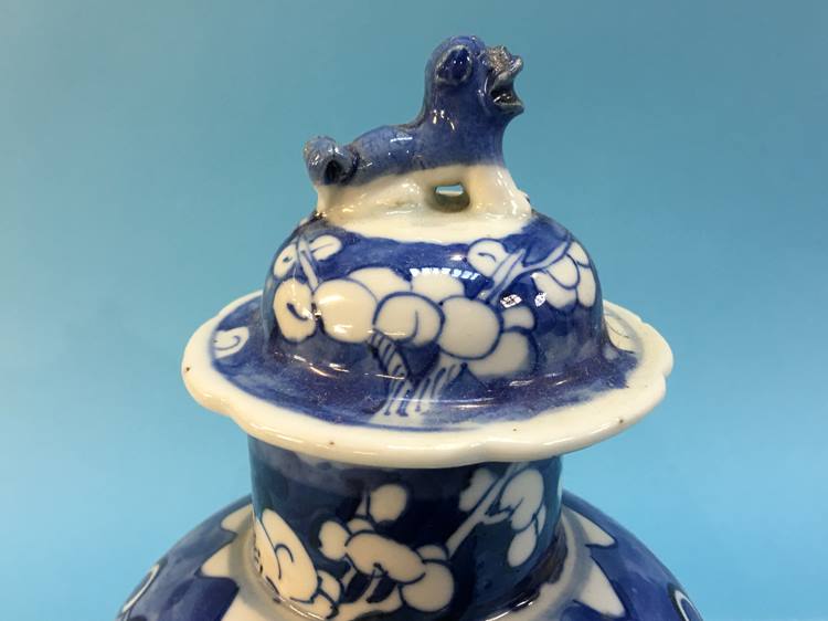 An Oriental lidded blue and white vase - Image 4 of 6