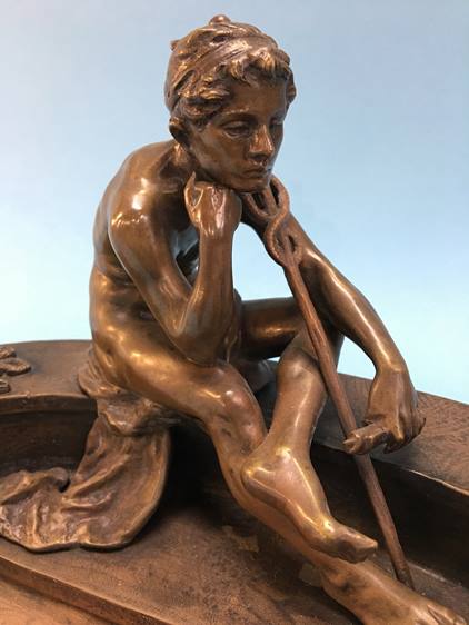 A good quality bronze inkwell in the form of Hermes holding a scroll sat on a bench - Image 3 of 6