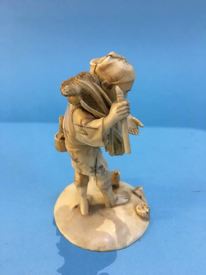 A 19th century ivory figure of a man gathering rice - Image 3 of 3