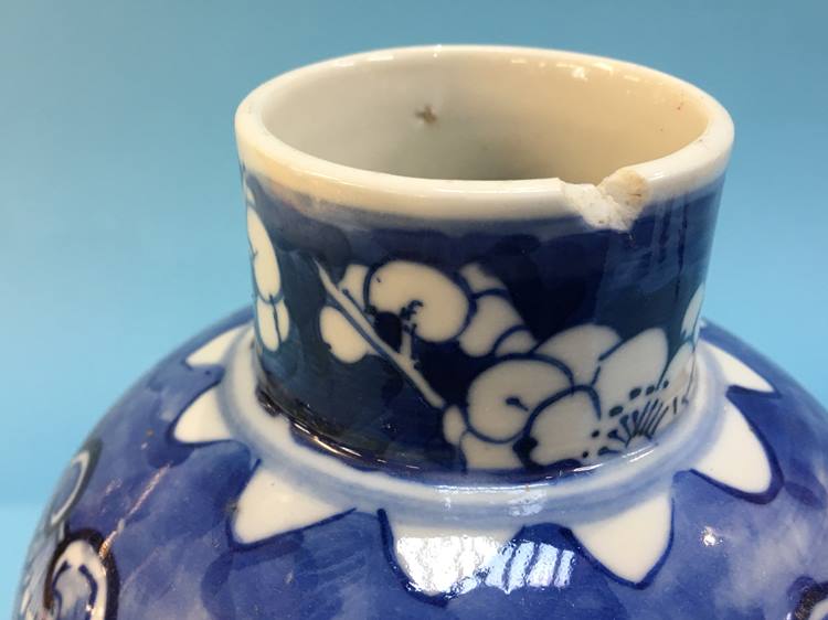 An Oriental lidded blue and white vase - Image 5 of 6