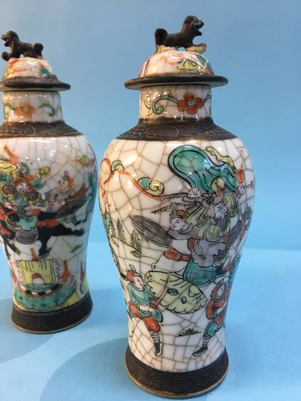 A pair of Oriental lidded vases - Image 5 of 6