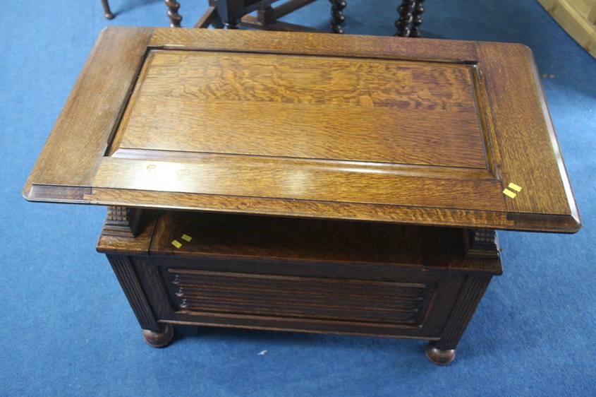 An oak linenfold Monk's bench, 90 cm wide - Image 2 of 2