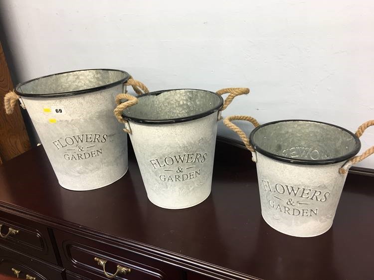 Three graduated decorative buckets - Image 2 of 2