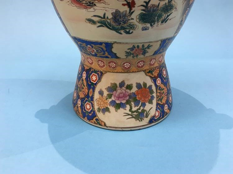 A decorative Oriental vase - Image 7 of 10