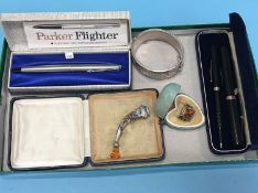 Tray of assorted including Parker pens, a silver bangle etc.
