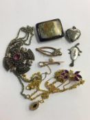 Assorted jewellery including 'K10' brooch, satsuma brooch etc.