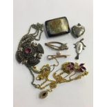 Assorted jewellery including 'K10' brooch, satsuma brooch etc.