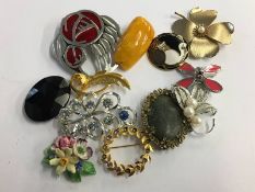 Quantity of brooches