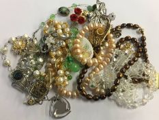 Bag of assorted costume jewellery