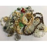 Bag of assorted costume jewellery