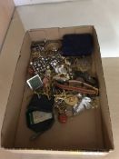 Tray of assorted costume jewellery