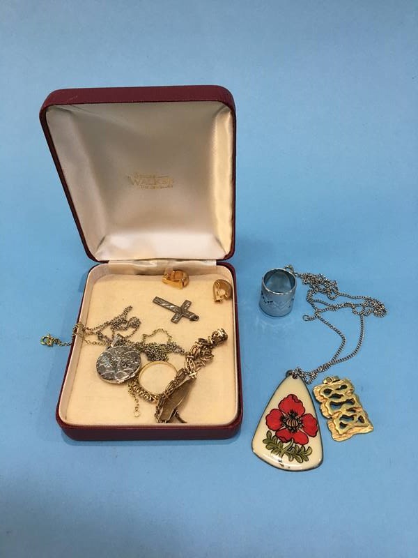 An 18ct gold ring (2.4g) and other assorted costume jewellery