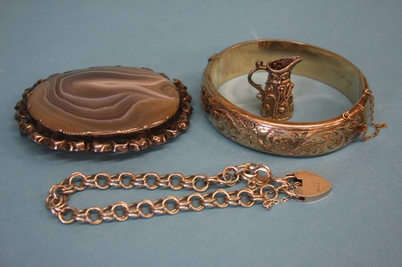 A silver bracelet, silver bangle, silver charm and a large agate set oval brooch - Image 3 of 3