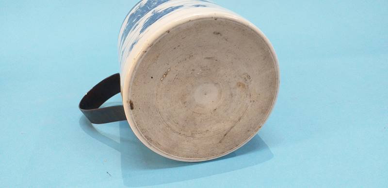 An Oriental blue and white tankard, with replacement metal looped handle - Image 4 of 4