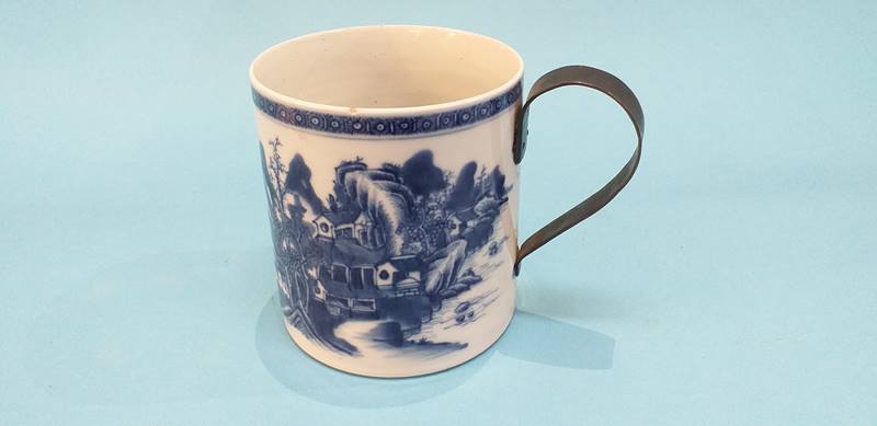 An Oriental blue and white tankard, with replacement metal looped handle - Image 2 of 4