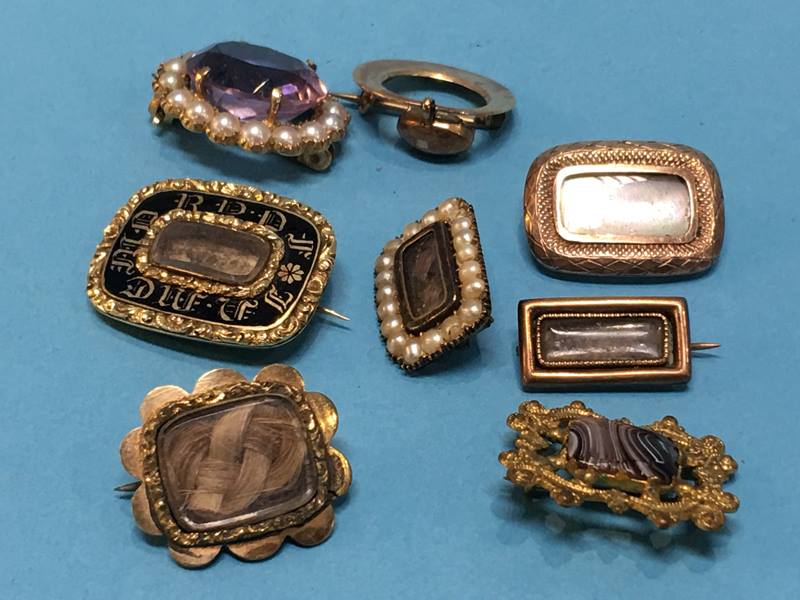 A collection of various yellow metal brooches - Image 2 of 3