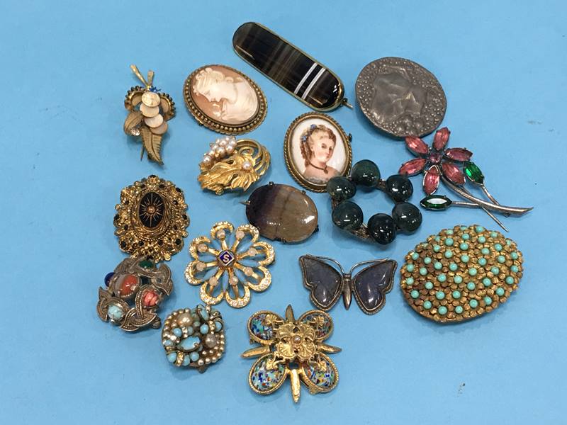 A bag of assorted brooches - Image 3 of 3