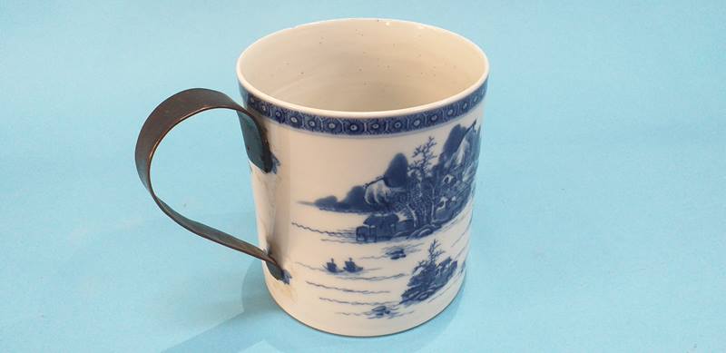 An Oriental blue and white tankard, with replacement metal looped handle - Image 3 of 4