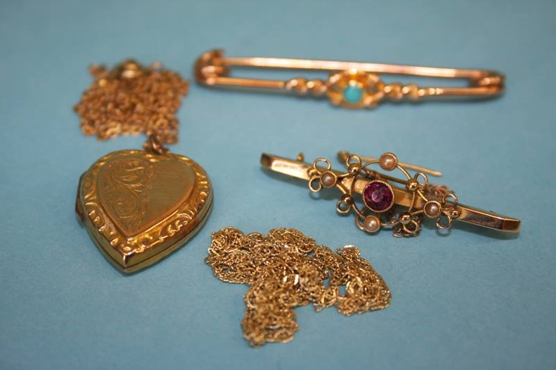 A 9ct gold bar brooch, a 15ct gold bar brooch, a 9ct gold locket etc., total weight 13 grams