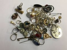 Bag of assorted jewellery