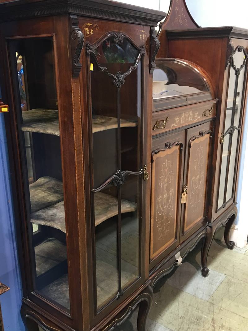 An Edwardian mahogany 'Sheraton' design mirror back display cabinet, 153cm wide - Image 2 of 3